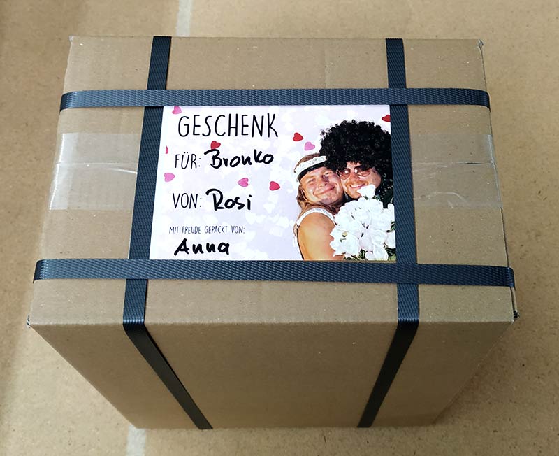 Paket von Party-Kneipe-Bar mit Geschenk-Aufkleber