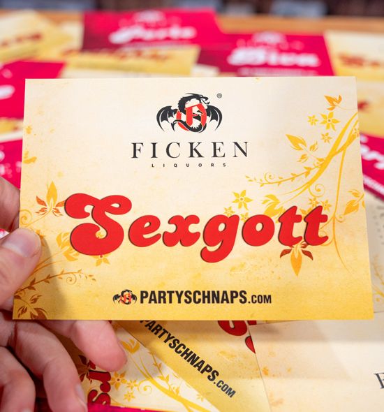 FICKEN Charakter-Postkarten in der Hand