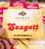 FICKEN Charakter-Postkarten in der Hand