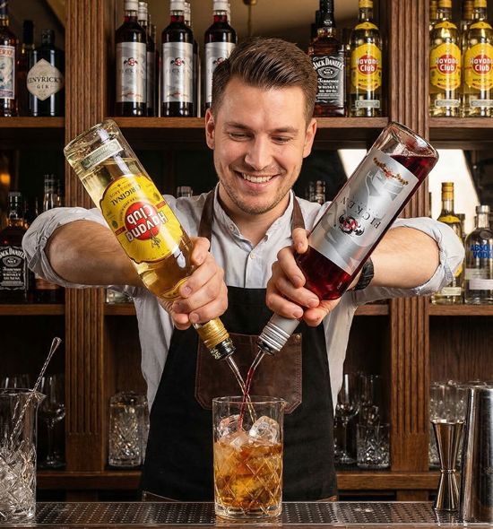 Barkeeper FICKEN mit Bums