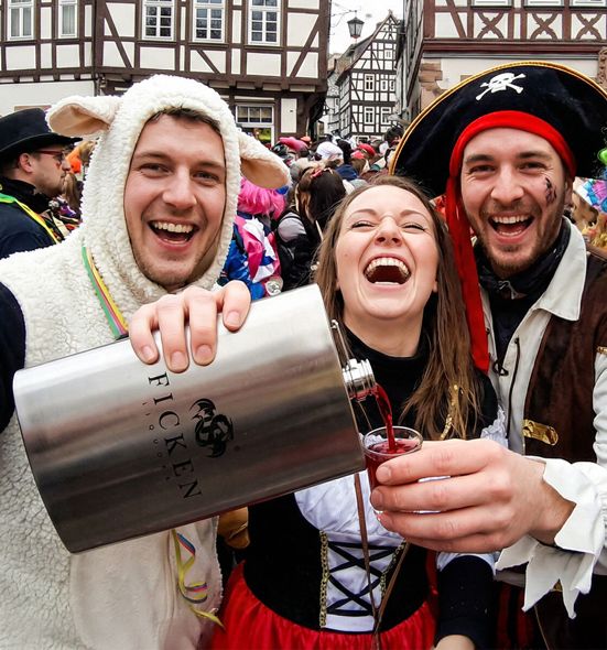 Riesen-Flachmann an Fasching