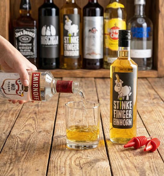 Stinkefingereinhorn mit Smirnoff in der Hausbar